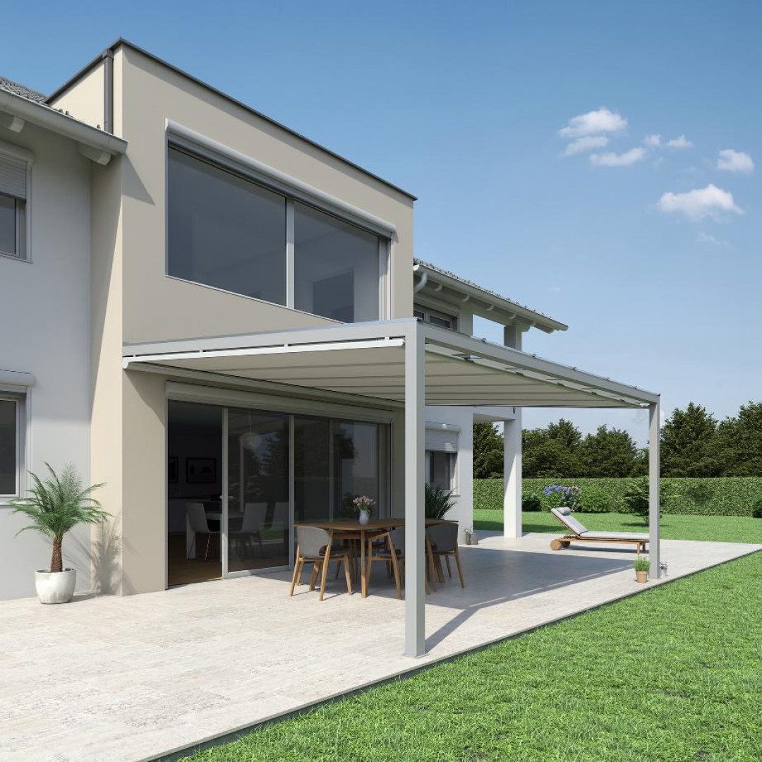 Pergola és terasz árnyékolása: napellenző, screen rolók vagy napvitorla?