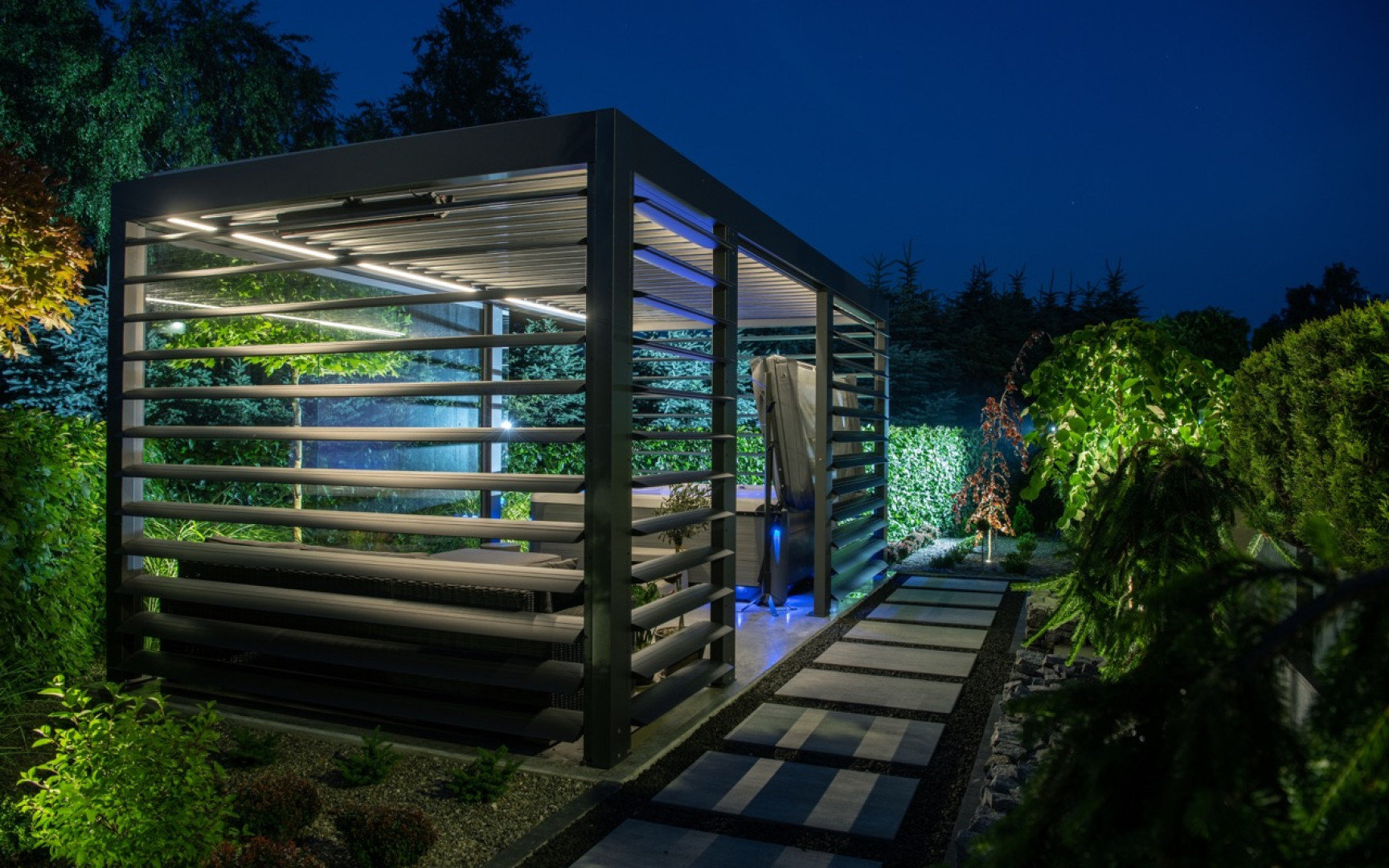 Hogyan hangoljuk össze a pergola világítását a nyári estékkel