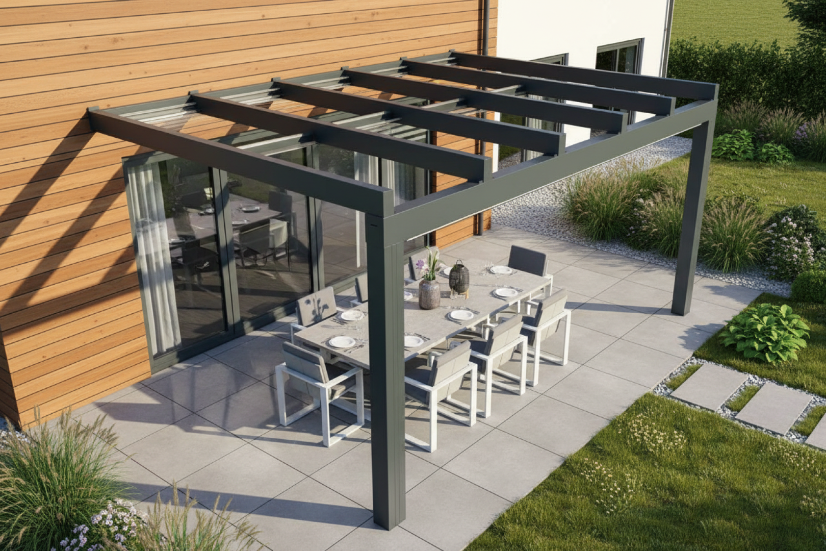 Modern, szürke alumínium pergola üvegezett tetővel a terasz felett, étkezővel a fa burkolatú ház mellett.