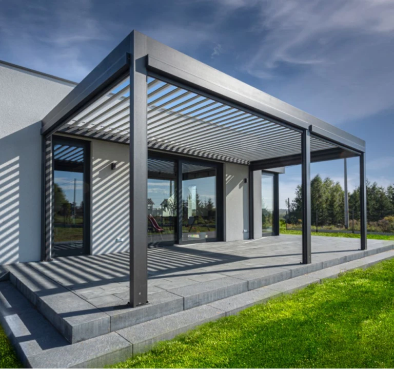 Modern, bioklimatikus pergola forgatható lamellákkal egy családi ház teraszán