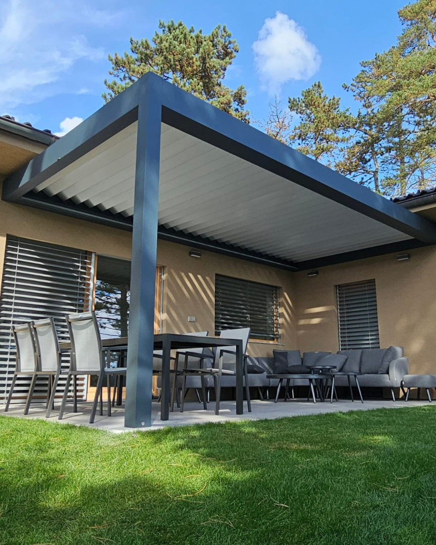 Modern, bioklimatikus pergola alumínium vázzal és állítható lamellákkal egy családi ház teraszán