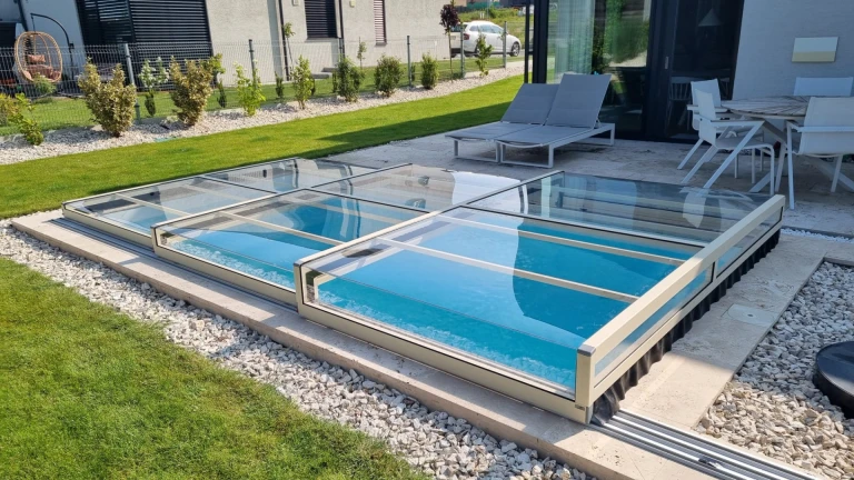 Modern, alacsony, üvegezett medencefedés egy családi ház teraszán Záhorská Bystrica városában.