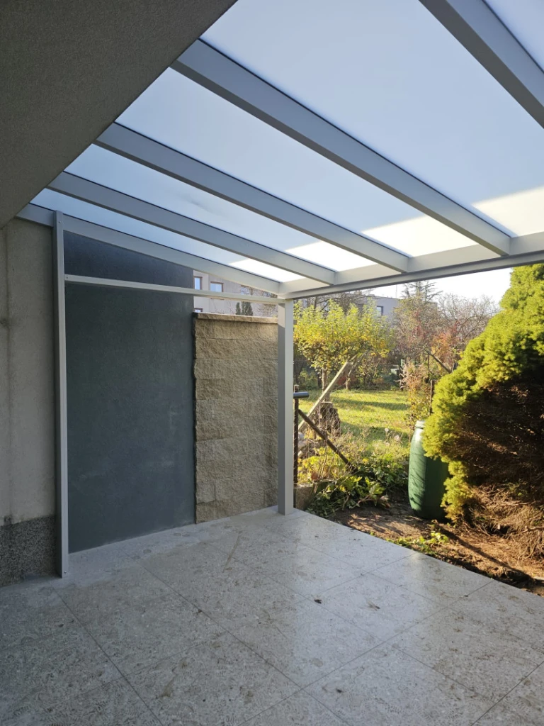 Modern alumínium pergola tetővel egy családi ház teraszán