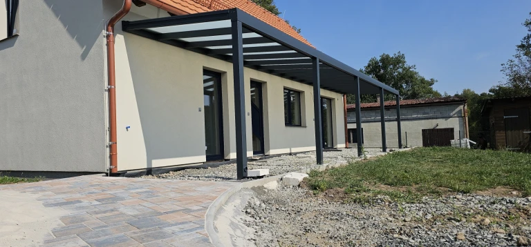 A ROBUST nevű, üvegtetős, modern alumínium pergola, amelyet egy családi ház teraszára szereltek fel