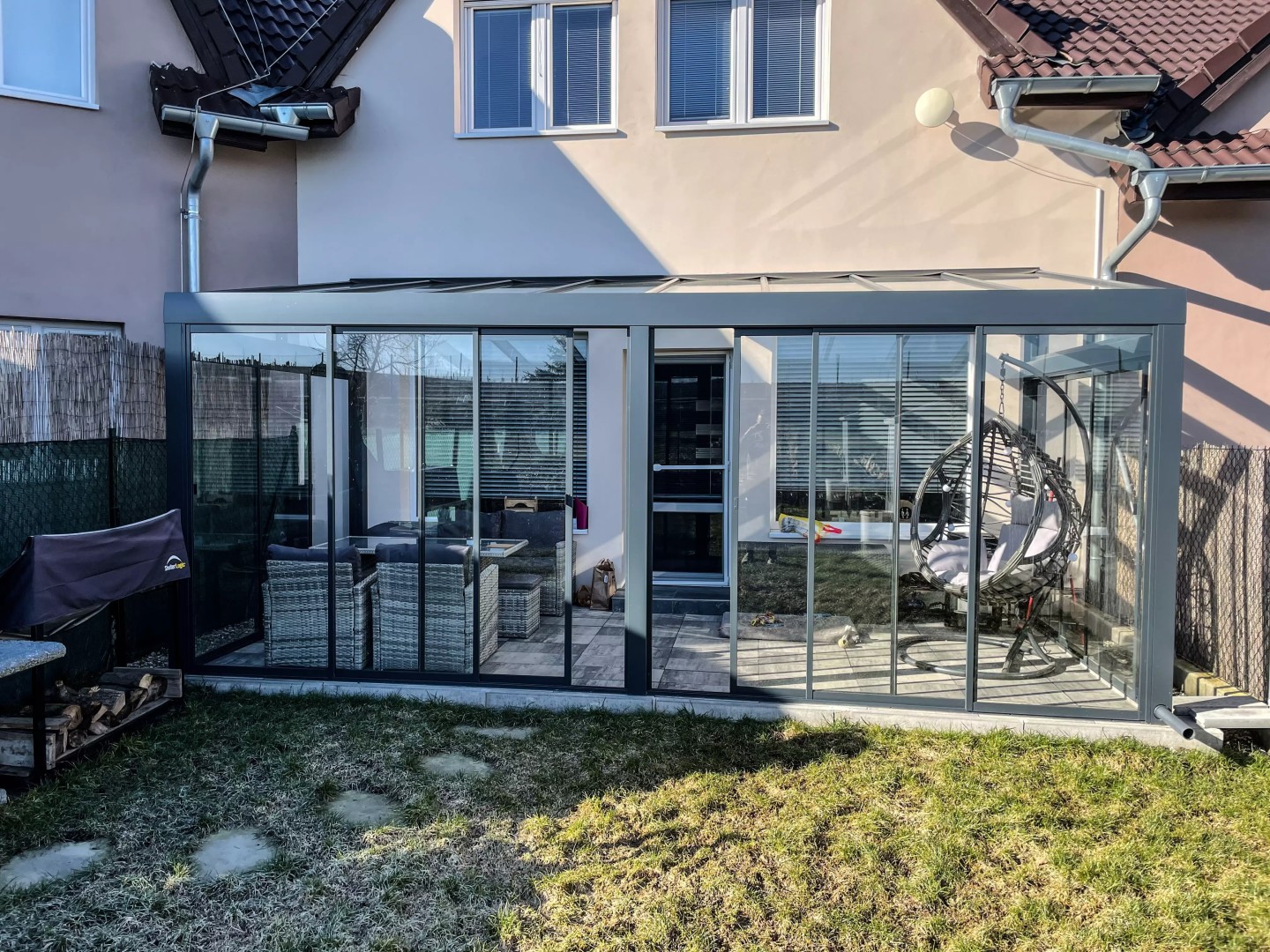 A ROBUST nevű modern alumínium pergola standard üvegezéssel és kerti bútorokkal Stehelčeves településen