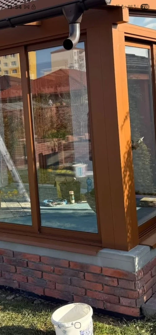 A téglaalapra épülő pergola üvegezésének és szerkezetének részlete a szerelés során.