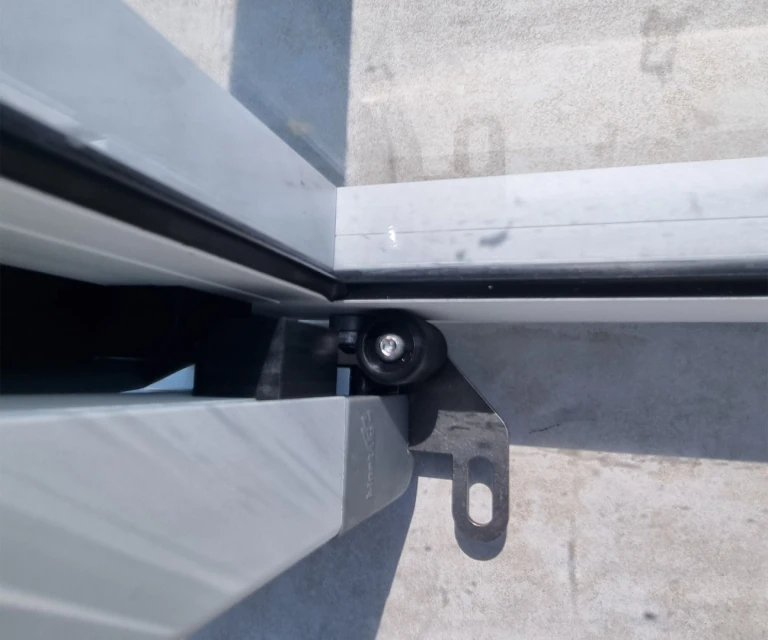 Részletes áttekintés a medence sínek nélküli tetőszerkezetének vezetőmechanizmusáról és görgőjéről