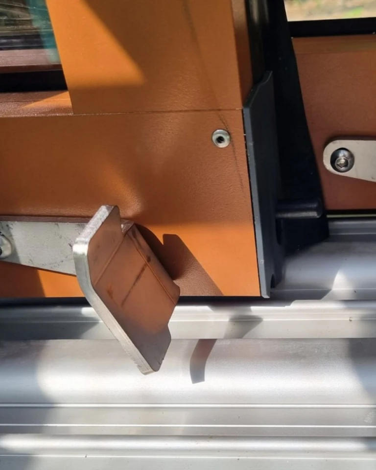 Részletes áttekintés a medencefedél profiljának rögzítési mechanizmusáról